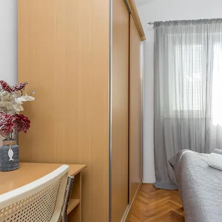 In Mit Kleinem Balkon Porec