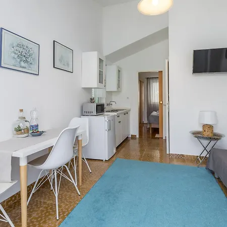 In Mit Kleinem Balkon *